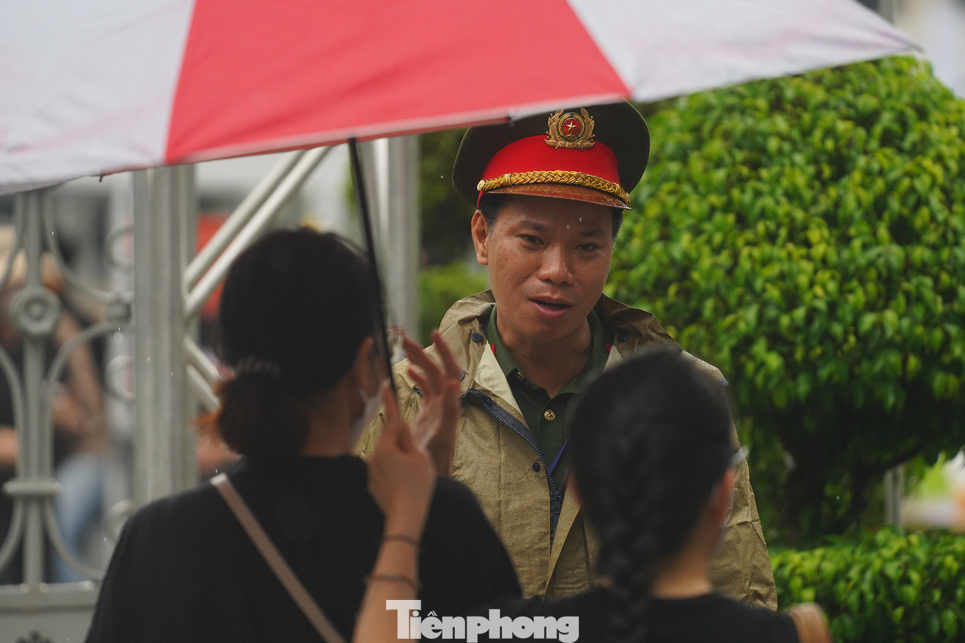 Bất chấp trời mưa nặng hạt, nhiều người dân xếp hàng chờ vào Hội trường Thống Nhất (TPHCM), để viếng Tổng Bí thư Nguyễn Phú Trọng. Bất chấp trời mưa nặng hạt, nhiều người dân xếp hàng chờ vào Hội trường Thống Nhất (TPHCM), để viếng Tổng Bí thư Nguyễn Phú Trọng.