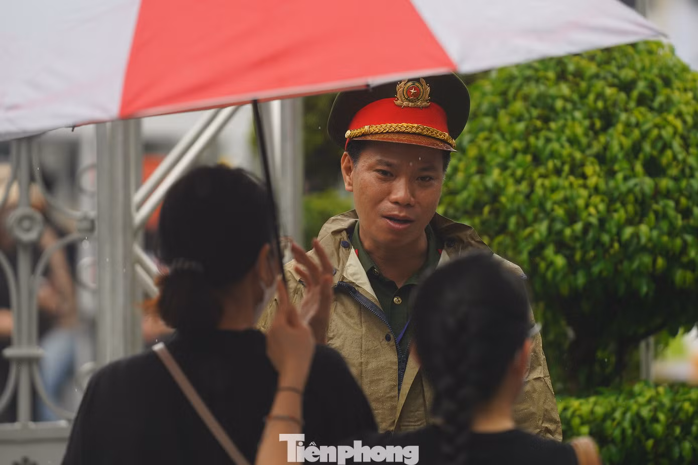 Bất chấp trời mưa nặng hạt, nhiều người dân xếp hàng chờ vào Hội trường Thống Nhất (TPHCM), để viếng Tổng Bí thư Nguyễn Phú Trọng. Bất chấp trời mưa nặng hạt, nhiều người dân xếp hàng chờ vào Hội trường Thống Nhất (TPHCM), để viếng Tổng Bí thư Nguyễn Phú Trọng.