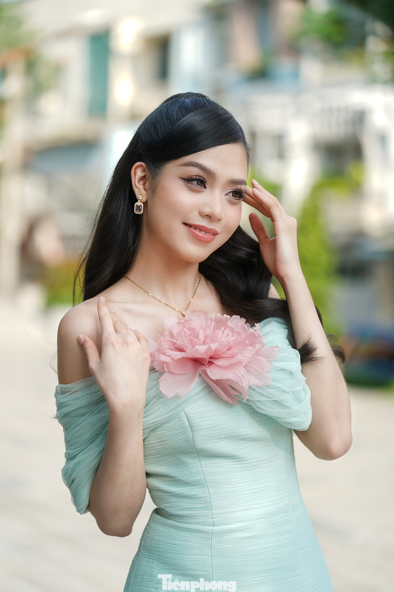 Trong chuyến về trường, Thanh Thủy được Đại học Đà Nẵng - Đại học Ngoại ngữ tặng học bổng gần 60 triệu đồng. Đây là phần thưởng dành cho sinh viên đạt danh hiệu Hoa hậu Việt Nam làm nhà trường tự hào.