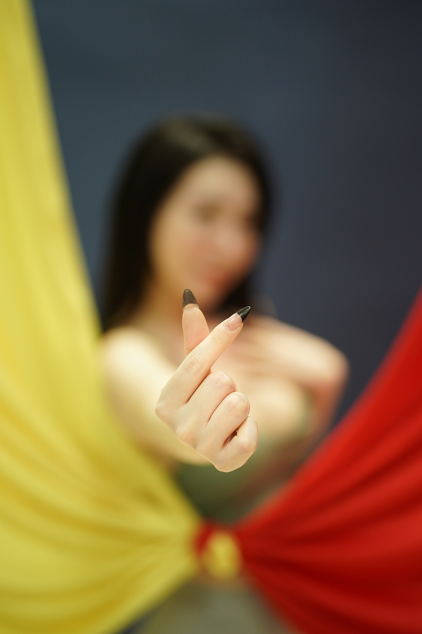 Khoảng năm 2015, Hoàng Thu Thảo có cơ duyên biết đến múa cột và đến năm 2020, khi các trường phái Yoga du nhập vào Việt Nam nhiều hơn thì cô biết thêm các bộ môn múa vòng, múa lụa… Thích thú với thử thách tạo hình khó trên cao, đòi hỏi sự dẻo dai của cơ bắp, Thảo luyện tập và biểu diễn cả múa vòng và múa cột.