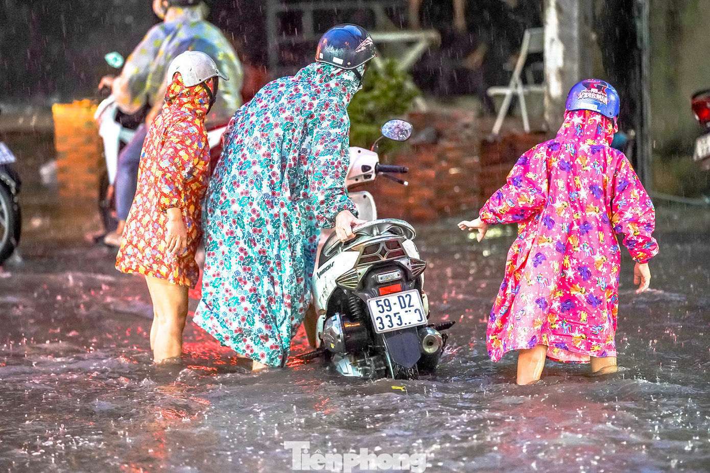 Một gia đình phải dẫn xe lên lề vì chết máy.