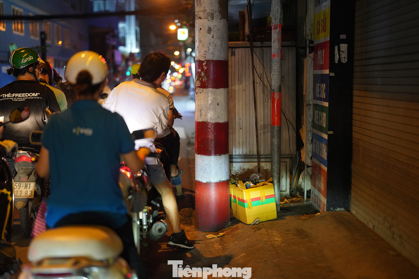 Đường Phạm Phú Thứ (quận Tân Bình, TPHCM) không còn lối đi cho người đi bộ.