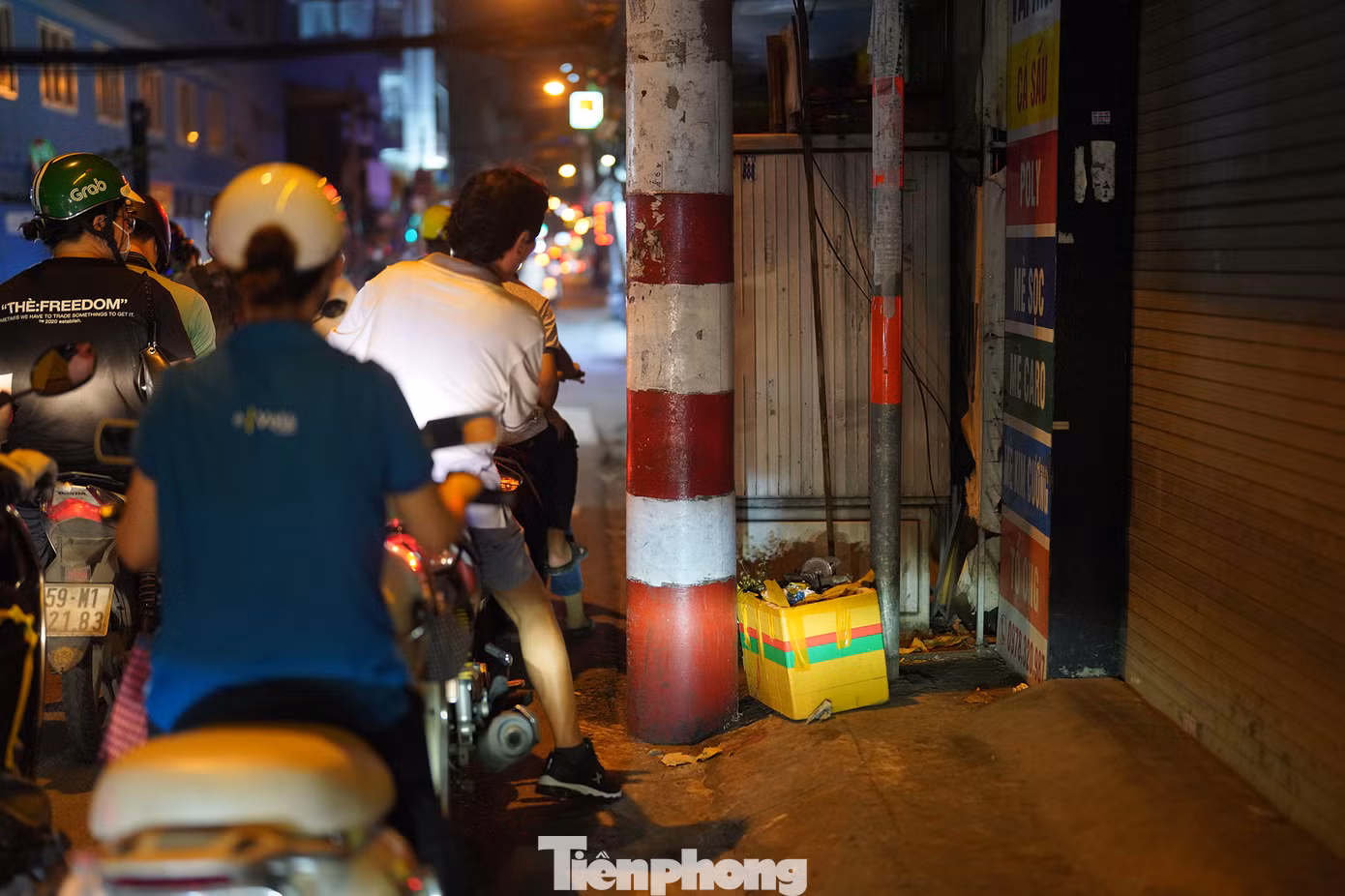 Đường Phạm Phú Thứ (quận Tân Bình, TPHCM) không còn lối đi cho người đi bộ.