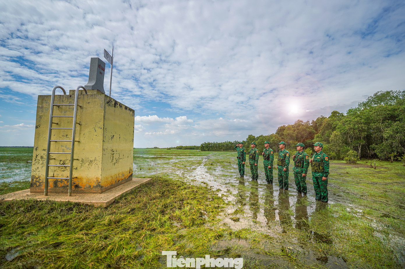 Theo Đội trưởng Huỳnh Quang Khởi của đội Vũ trang tuần tra cột mốc biên giới, tại mỗi cột mốc, đội Vũ trang đều thực hiện nghi thức chào cột mốc nghiêm trang. Địa hình không thuận lợi nhưng các chiến sĩ trẻ luôn nêu cao tinh thần giữ vững biên giới quốc gia, vượt mọi khó khăn, gian khổ hoàn thành nhiệm vụ thiêng liêng.