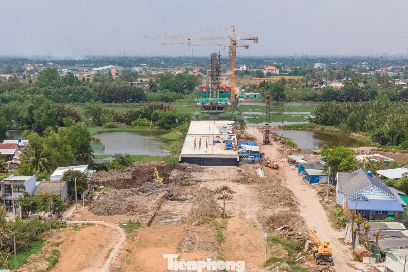 Cây cầu dài 436m với 4 làn xe. Đường dẫn lên hai đầu cầu dài gần 1,6 km, vận tốc thiết kế 60 km/h. Cây cầu dài 436m với 4 làn xe. Đường dẫn lên hai đầu cầu dài gần 1,6 km, vận tốc thiết kế 60 km/h.