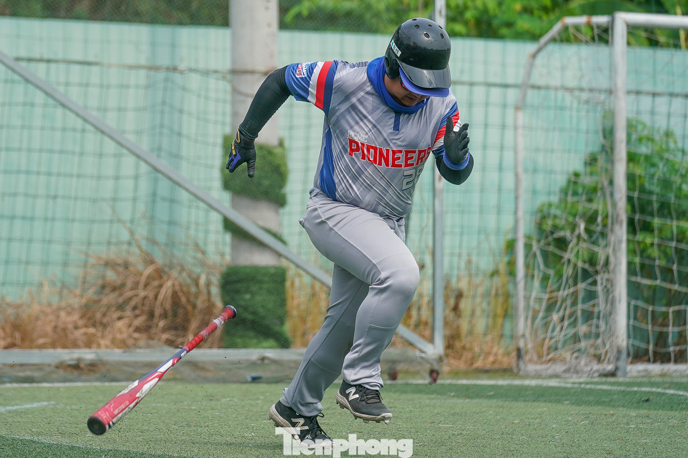 Trong trường hợp cầu thủ đánh bóng có thể thực hiện thành công cú đánh, bóng được xem là đã “vào cuộc”. Lúc này, người đánh bóng sẽ phải bỏ gậy và chạy ngay về phía các gôn. Trong khi đó, 8 thành viên của đội phòng ngự sẽ cố gắng bắt bóng trước khi bóng chạm đất hoặc cố gắng giành lấy bóng và chạm vào cơ thể của người đánh bóng trước khi họ đến được gôn.