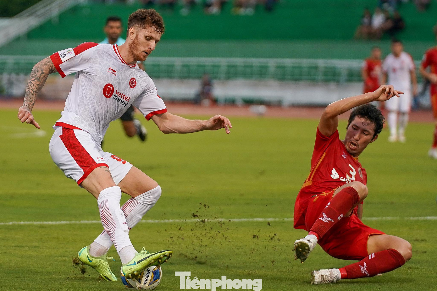 Hàng thủ Phnom Penh Crown đã có hiệp đấu kiên cường khi cố gắng hạn chế &quot;hỏa lực&quot; từ Geovanne, Pedro, Nhâm Mạnh Dũng và Danh Trung.