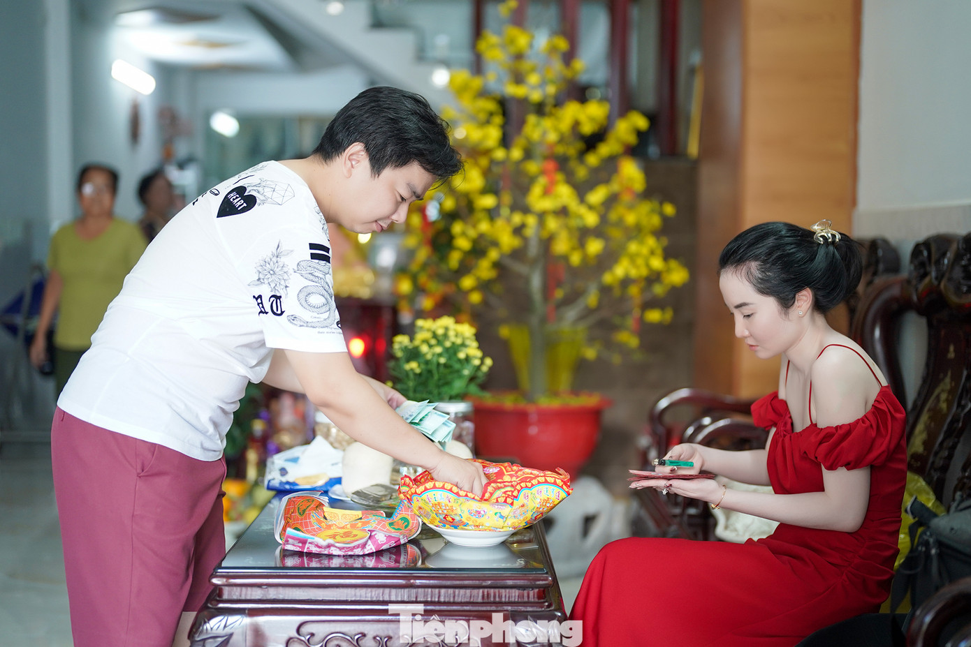 Con cháu cũng tề tựu về quây quần trong ba ngày Tết, thể hiện lòng hiếu kính.