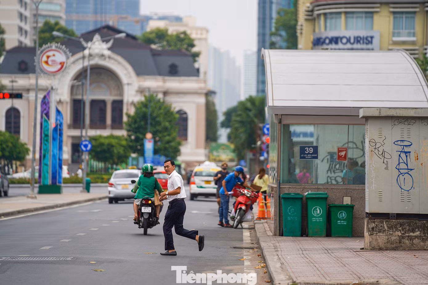 Hiện mỗi ngày những địa điểm này thu hút khoảng vài ngàn lượt khách đến vui chơi và gấp 2-3 lần vào các ngày cuối tuần, dịp lễ. Tuy nhiên, khu vực trung tâm thành phố thiếu bãi giữ xe nên nhiều người đậu xe dưới lòng lề đường, gây ùn tắc. Khi tuyến Metro số 1 được vận hành, nhu cầu chỗ gửi xe cho người dân càng cấp thiết hơn.