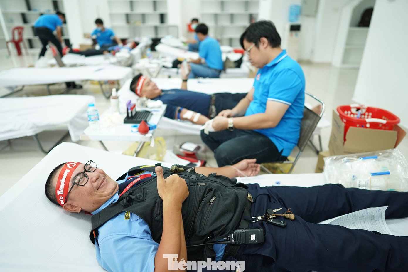 Nhiều cư dân, nhân viên đang làm việc tại khu đô thị City Land Park Hills hăng hái tham gia hoạt động hiến máu.