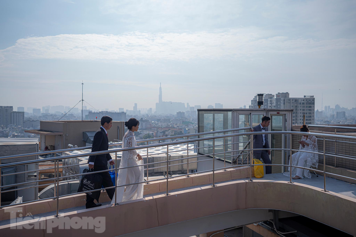 Các cặp đôi háo hức nắm tay nhau hướng về phía sân đỗ trực thăng của bệnh viện, bối cảnh đầu tiên của buổi chụp ảnh. Các cặp đôi háo hức nắm tay nhau hướng về phía sân đỗ trực thăng của bệnh viện, bối cảnh đầu tiên của buổi chụp ảnh.