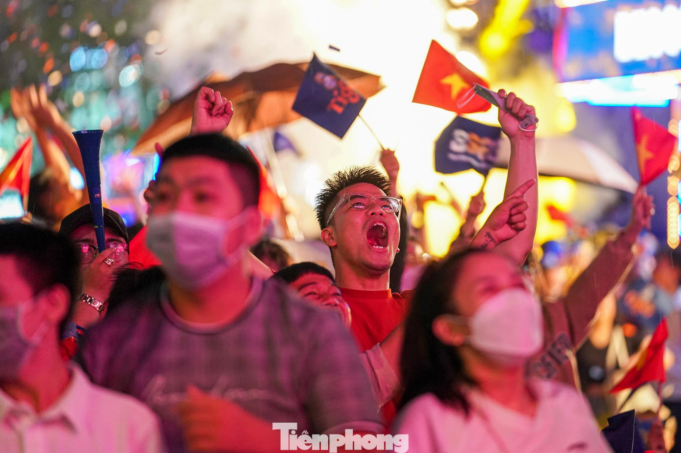 "Bàn thắng, bàn thắng, chúng tôi chờ đợi bàn thắng từ trận gặp Philippines "Bàn thắng, bàn thắng, chúng tôi chờ đợi bàn thắng từ trận gặp Philippines