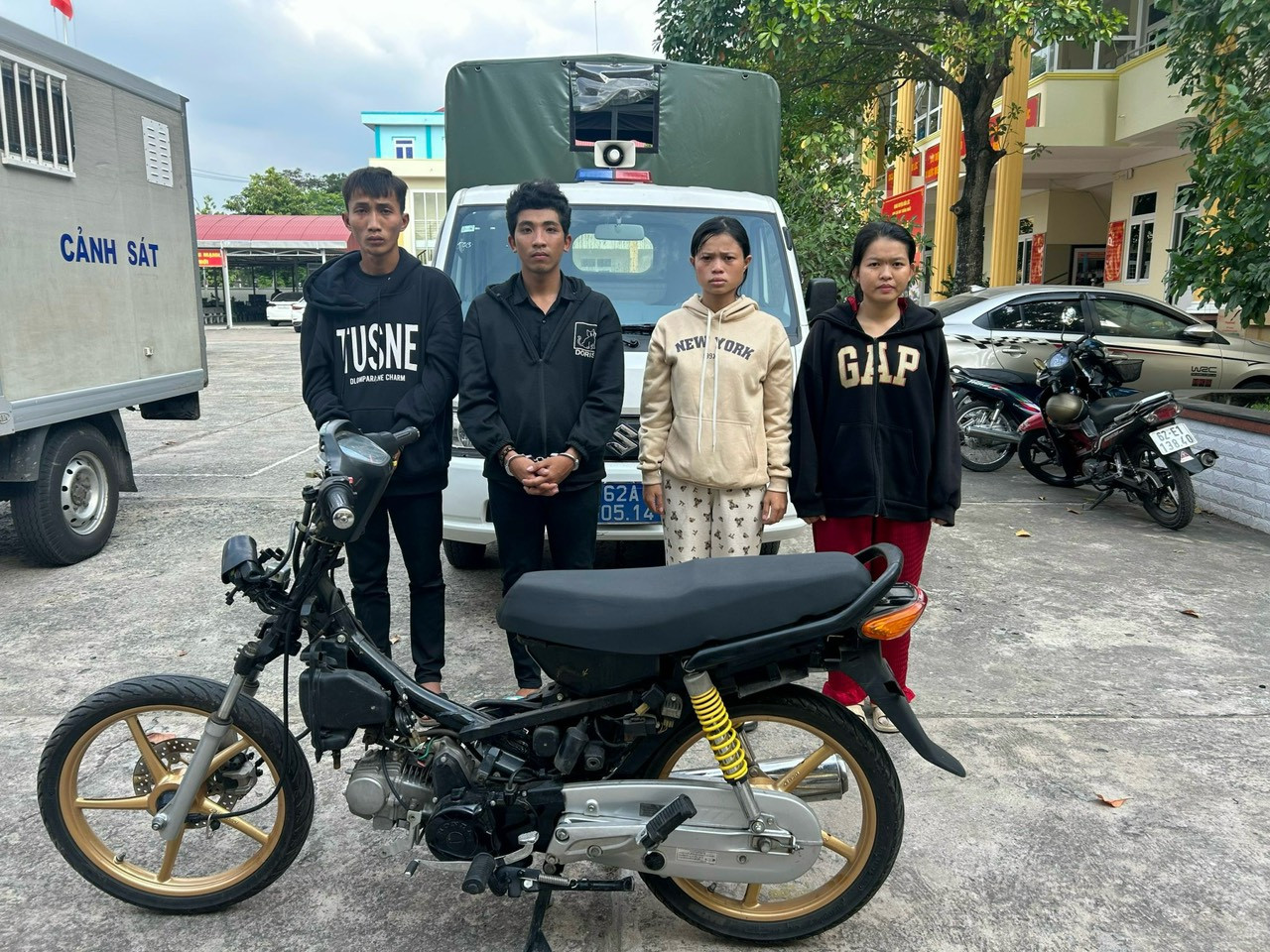 Bốn đối tượng Lợi, Cầm (vợ của Lợi), Phú, Kiều (vợ của Phú) cùng xe tang vật tạm giữ hình sự.