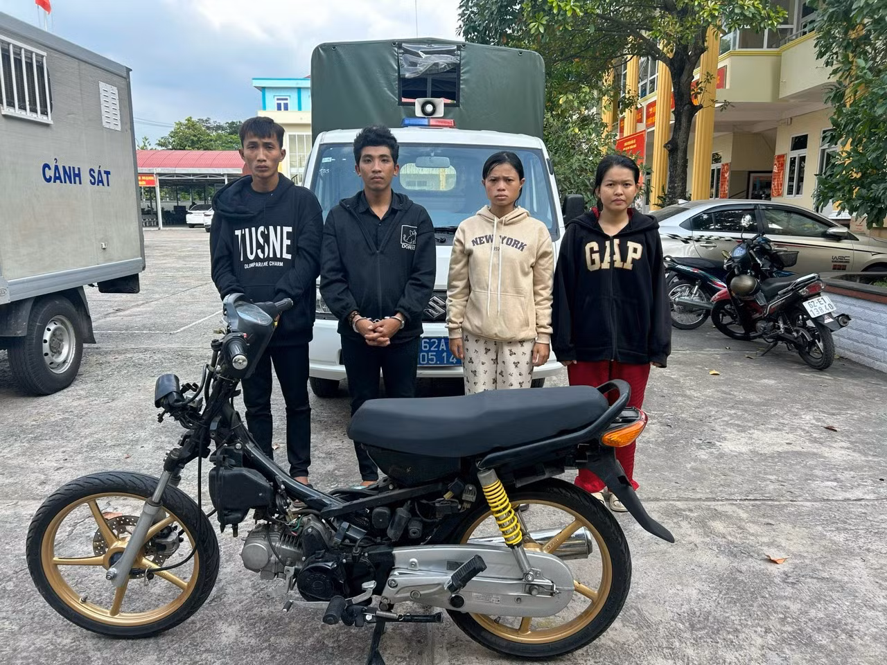 Bốn đối tượng Lợi, Cầm (vợ của Lợi), Phú, Kiều (vợ của Phú) cùng xe tang vật tạm giữ hình sự. Bốn đối tượng Lợi, Cầm (vợ của Lợi), Phú, Kiều (vợ của Phú) cùng xe tang vật tạm giữ hình sự.