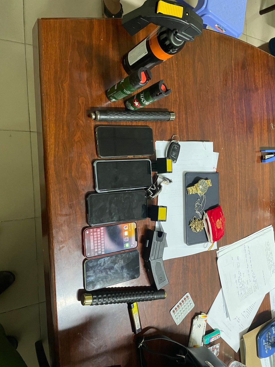 Tang vật vụ án có nhiều công cụ hỗ trợ nguy hiểm.