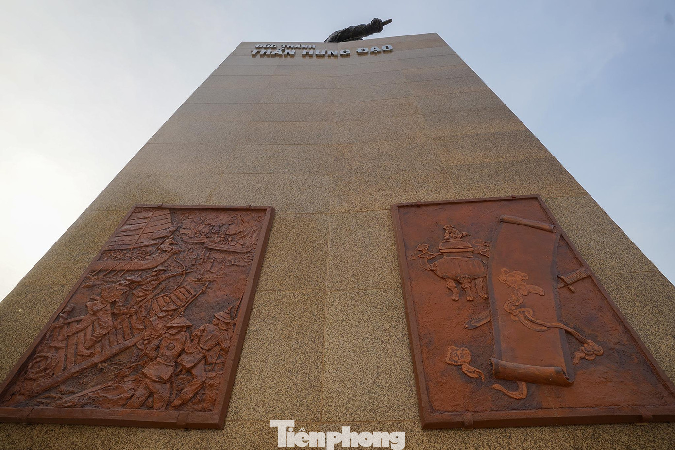 Tượng Đức thánh Trần ghi lại tích Trần Hưng Đạo trước khi xuất quân đánh quân Nguyên Mông đã chỉ tay xuống sông và thề rằng "Nếu trận này không thắng giặc Thát, ta thề không trở lại bến sông này nữa!". Tượng Đức thánh Trần ghi lại tích Trần Hưng Đạo trước khi xuất quân đánh quân Nguyên Mông đã chỉ tay xuống sông và thề rằng "Nếu trận này không thắng giặc Thát, ta thề không trở lại bến sông này nữa!".