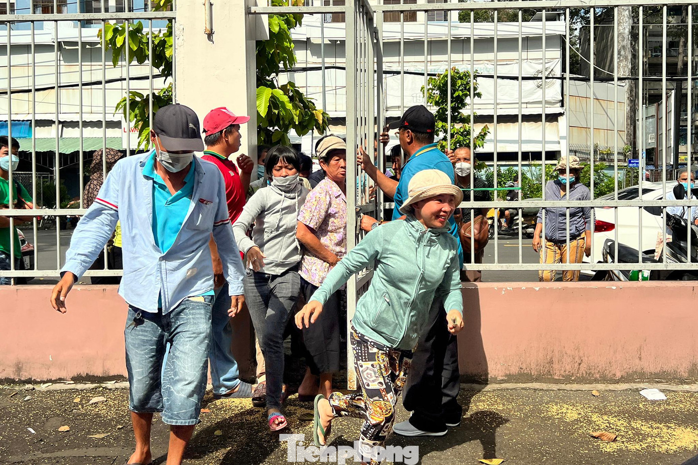 Tầm 9h đến 9h30, phe vé tranh thủ xếp hàng vào mua vé để bán lại cho người hâm mộ. Tầm 9h đến 9h30, phe vé tranh thủ xếp hàng vào mua vé để bán lại cho người hâm mộ.