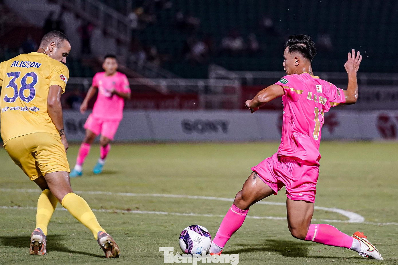 Ngoại binh hai đội trận này thi đấu khá tốt, nhận được nhiều tràng pháo tay của khán giả.