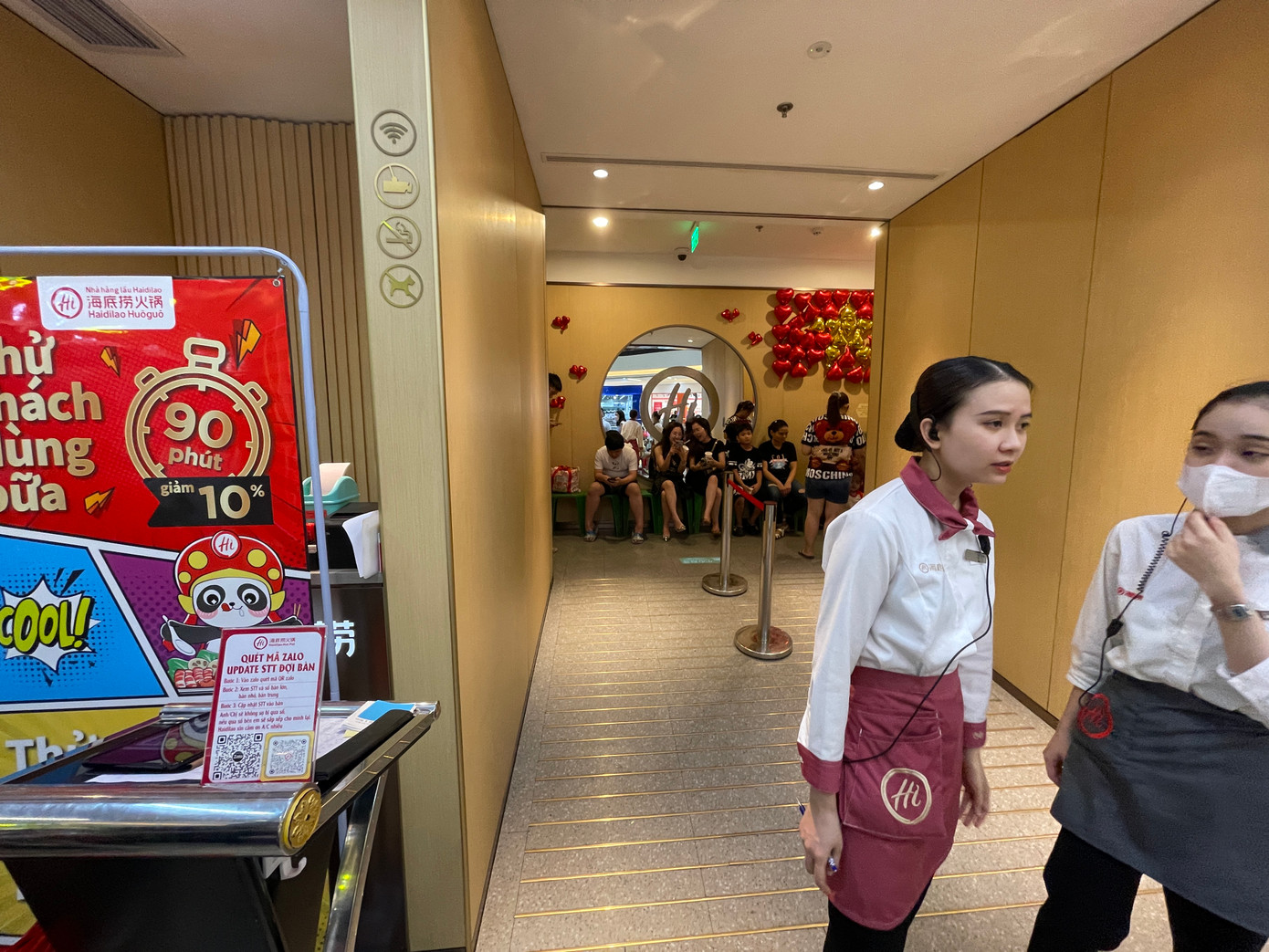 Một nhóm khách đang chờ trống chỗ để vào quán ăn.