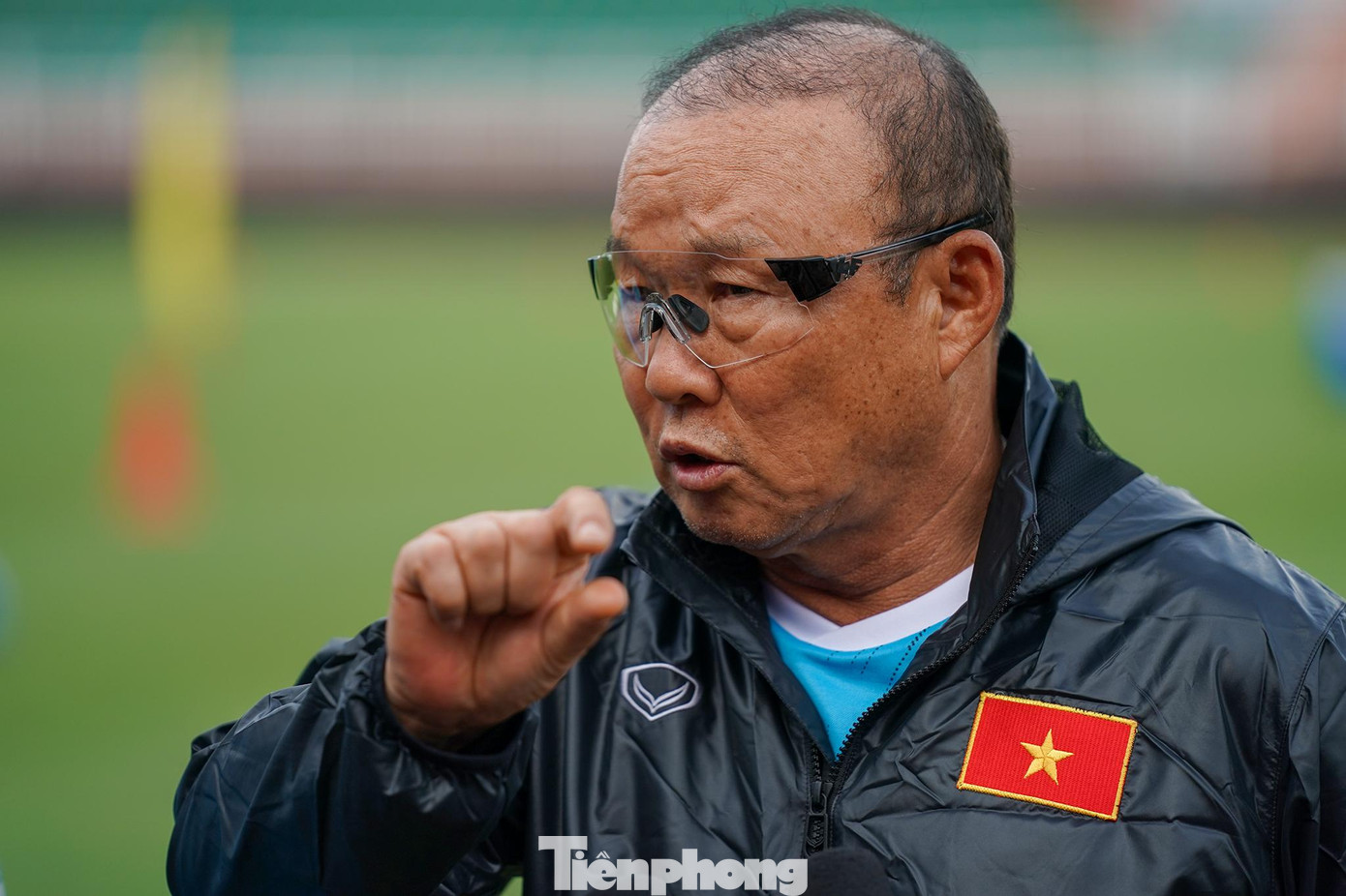 Trả lời tại buổi tập về tiền vệ Quang Hải, HLV Park nói: &quot;Giải đấu này Quang Hải sẽ về vì thuộc FIFA day. Mọi người nói VFF đang cố gắng để Quang Hải về, thông tin này tôi không biết. Để Quang Hải về, VFF cần làm tích cực hơn với PAU. Theo tôi biết thì VFF chưa có kết quả về việc này. Tôi sẽ nói chuyện với Quang Hải để xem nguyện vọng như thế nào, vấn đề phụ thuộc vào khả năng thuyết phục với PAU FC&quot;.