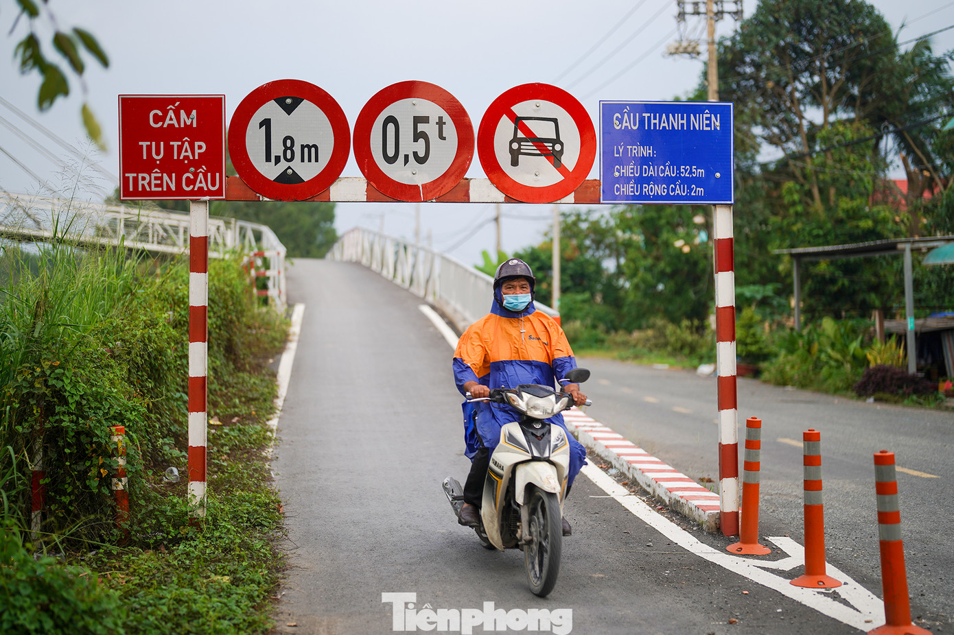 Cách cầu Kênh Xáng Dọc chừng vài cây số, cầu Thanh Niên có kết cấu hình chữ T khá độc đáo. Cách cầu Kênh Xáng Dọc chừng vài cây số, cầu Thanh Niên có kết cấu hình chữ T khá độc đáo.