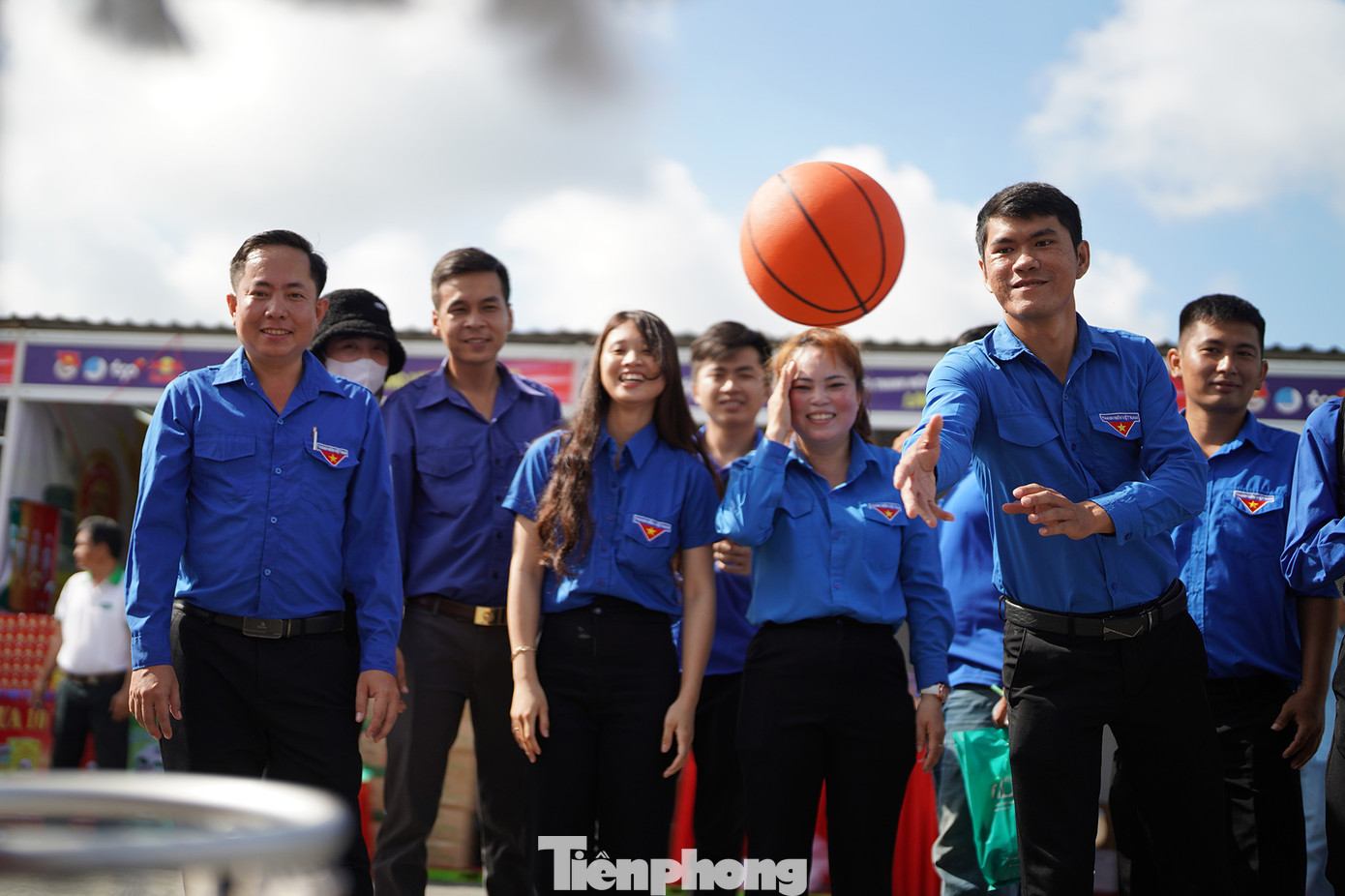 Nhóm thanh niên thuộc công đoàn của một đơn vị sản xuất làm quen và chinh phục môn bóng rổ.