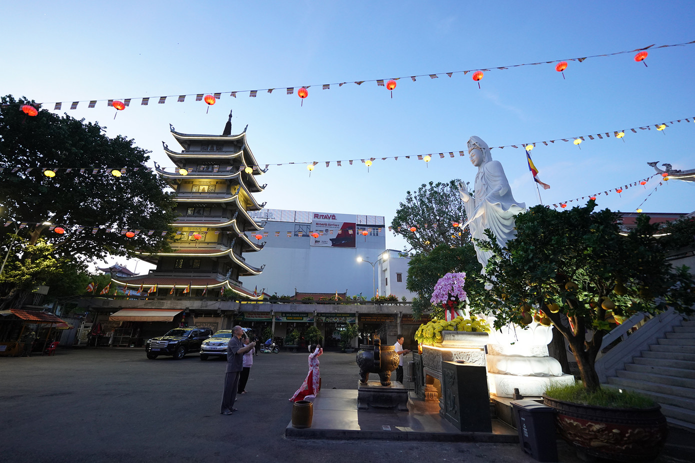 Từ mờ sáng, nhiều Phật tử đã đến chùa Vĩnh Nghiêm (phường Xuân Hoà mới) cùng tham gia cầu nguyện trong ngày đầu tiên TPHCM bắt đầu làm việc với bộ máy chính quyền địa phương hai cấp.