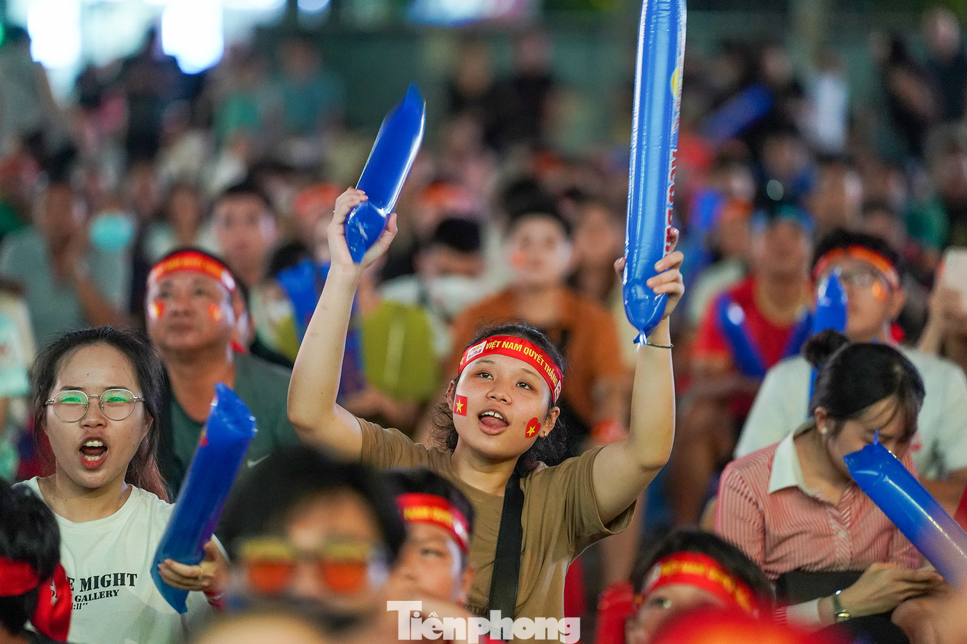 Cổ vũ không mệt mỏi...