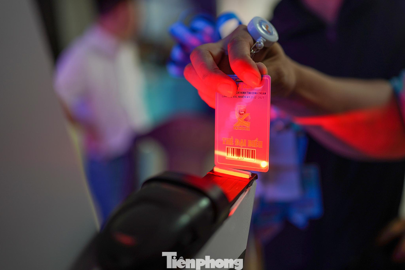 BTC đang kiểm tra lần cuối máy quét thẻ Đại biểu bằng mã vạch. BTC đang kiểm tra lần cuối máy quét thẻ Đại biểu bằng mã vạch.