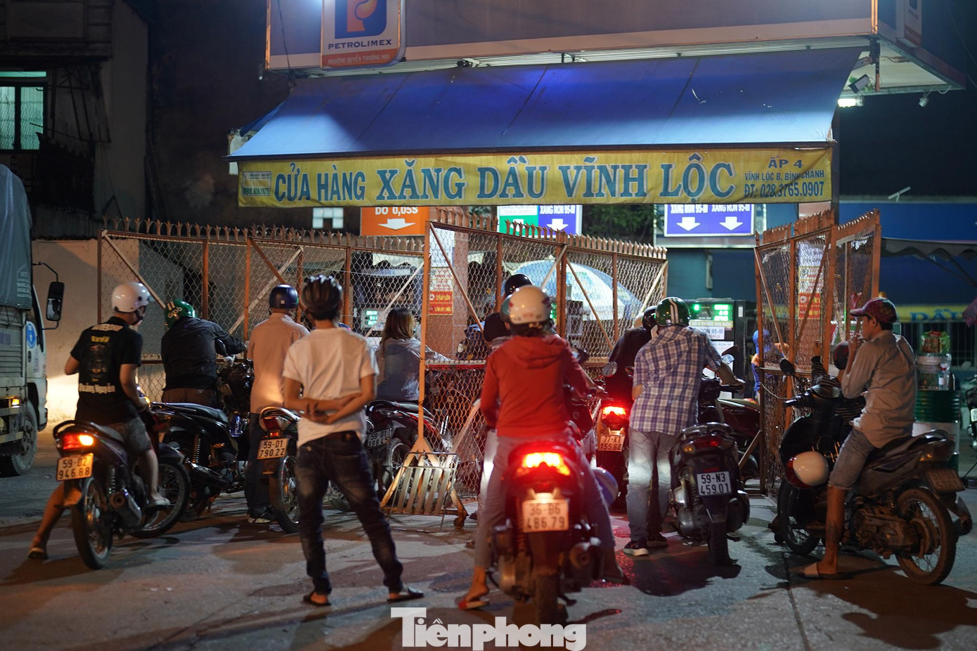 Cây xăng Vĩnh Lộc (ấp 4 xã Vĩnh Lộc B, huyện Bình Chánh) phân hai luồng cho xe máy vào đổ xăng tối 2/10.