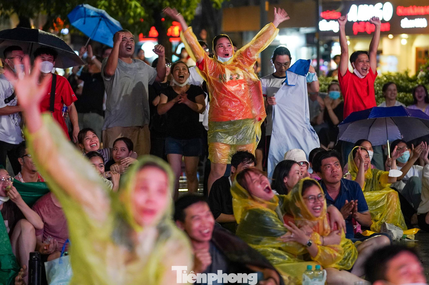 Người hâm mộ không thể ngồi yên khi U23 Việt Nam có bàn thắng thứ hai. Người hâm mộ không thể ngồi yên khi U23 Việt Nam có bàn thắng thứ hai.