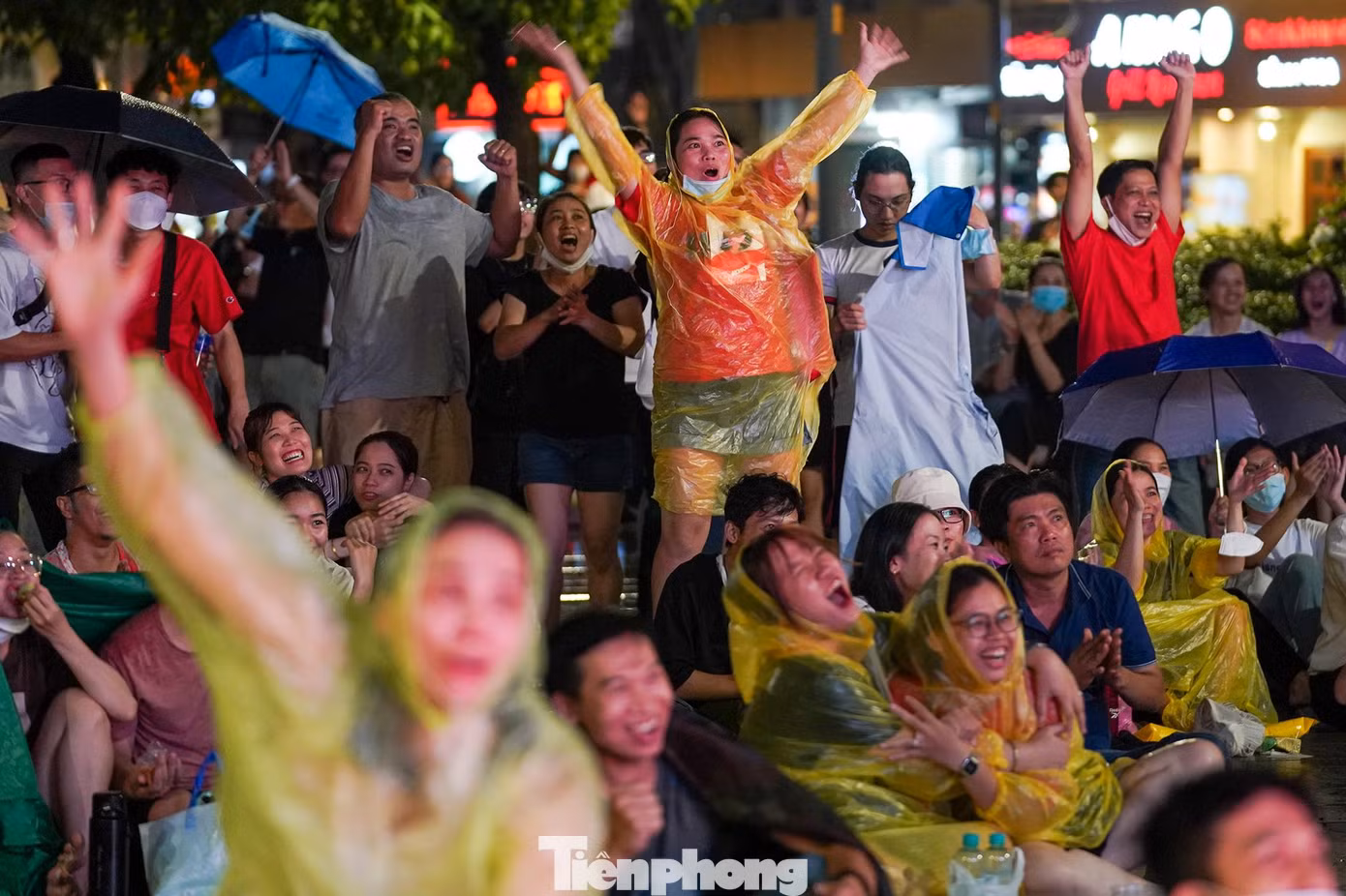 Người hâm mộ không thể ngồi yên khi U23 Việt Nam có bàn thắng thứ hai.
