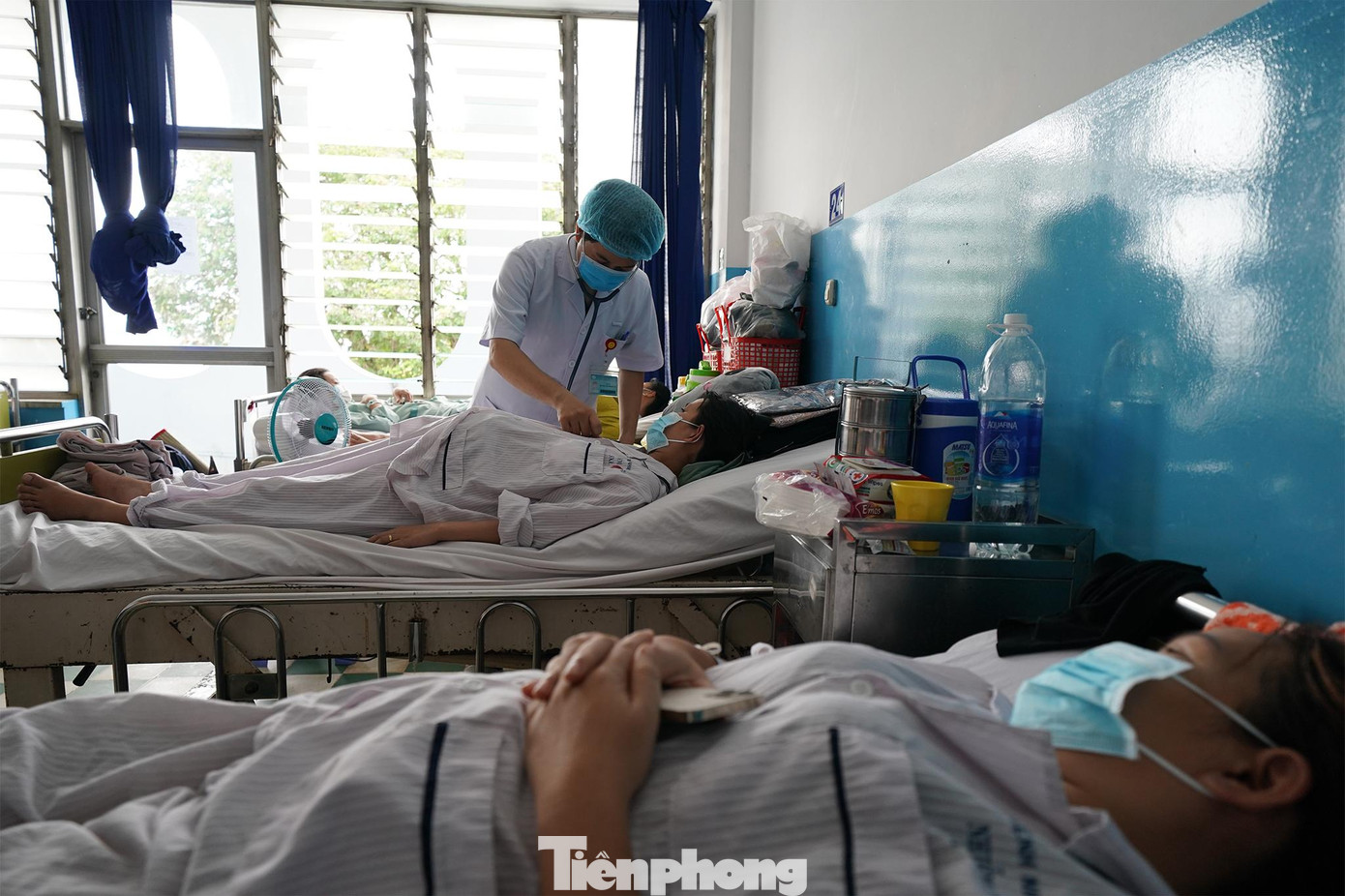 Để giải quyết tình trạng quá tải bệnh nhân, Bệnh viện Bệnh Nhiệt Đới TPHCM đã đề xuất với Sở Y tế và lãnh đạo Bộ Y tế về phương án ngừng tiếp nhận bệnh nhi mắc SXH và đề nghị các bệnh viện nhi trên địa bàn thành phố tiếp nhận trẻ mắc SXH để chia sẻ gánh nặng quá tải. Mặt khác, bệnh viện sẽ từng bước chuyển 20 bệnh nhân bị uốn ván đang điều trị tại khoa Cấp cứu Hồi sức Tích cực và Chống độc Người lớn về các tỉnh thành để có giường trống tiếp nhận điều trị cho người lớn mắc SXH.