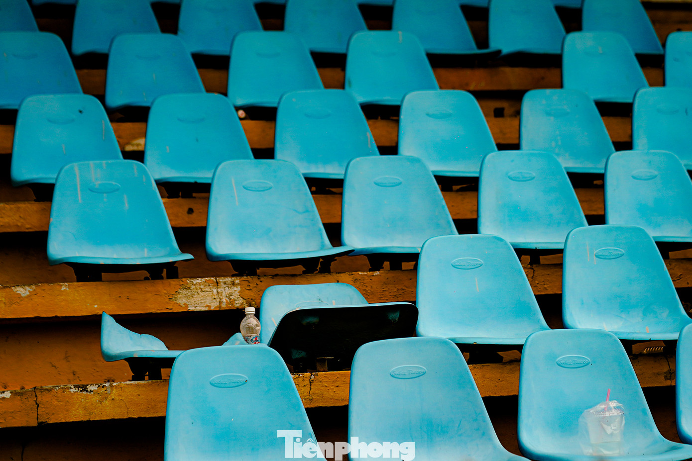 Nhiều thiết bị, cơ sở vật chất hiện đã xuống cấp. Bốn trụ đèn từng được coi là kỳ quan của nơi này đã không còn sáng.