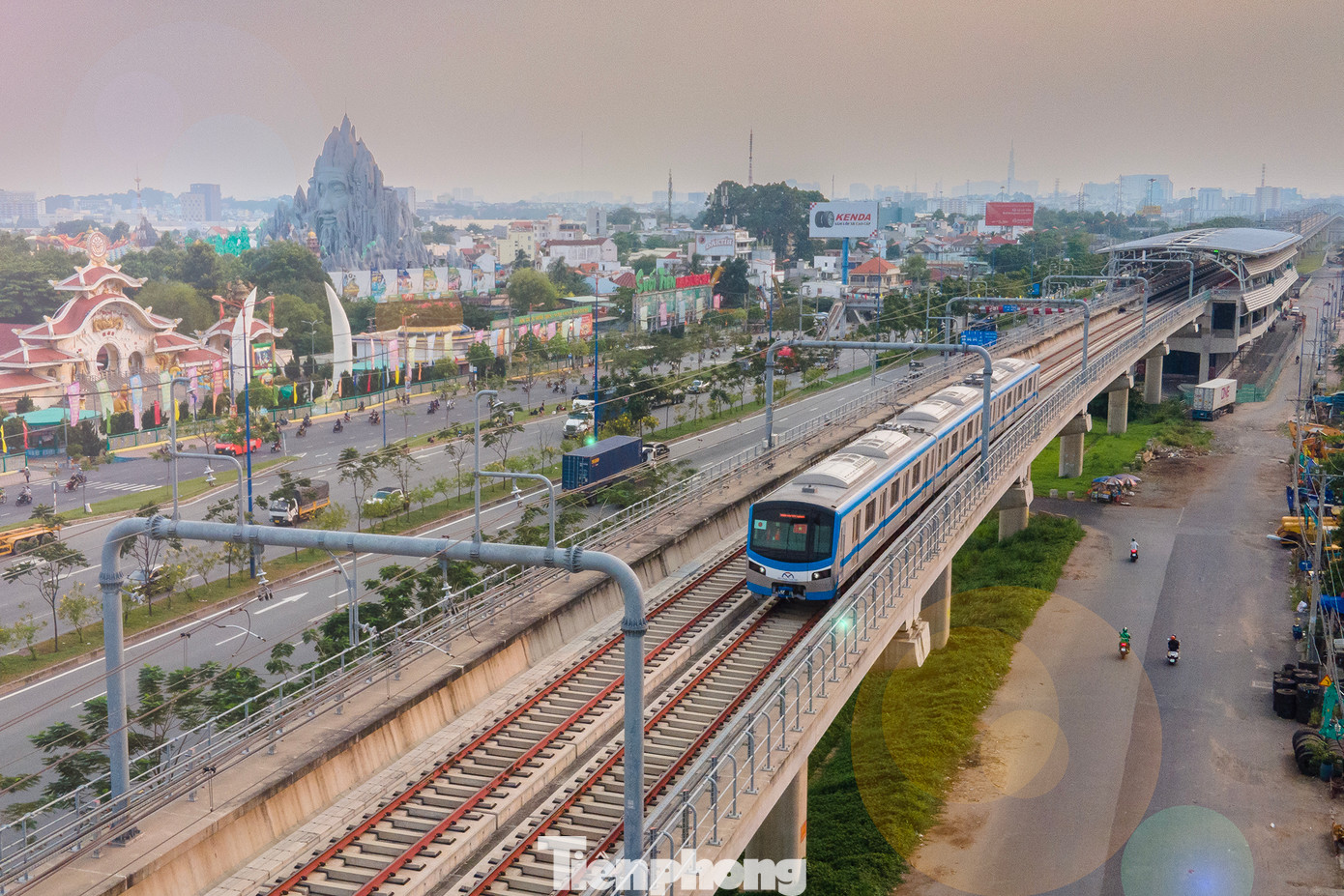 Tàu Metro xuất phát từ depot Long Bình (TP Thủ Đức), đi ngang qua KDL Suối Tiên. Tàu Metro xuất phát từ depot Long Bình (TP Thủ Đức), đi ngang qua KDL Suối Tiên.