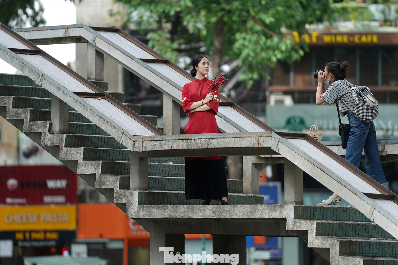 Hai bạn trẻ đang thả dáng tại khu vực Hồ Con Rùa, quận 3.