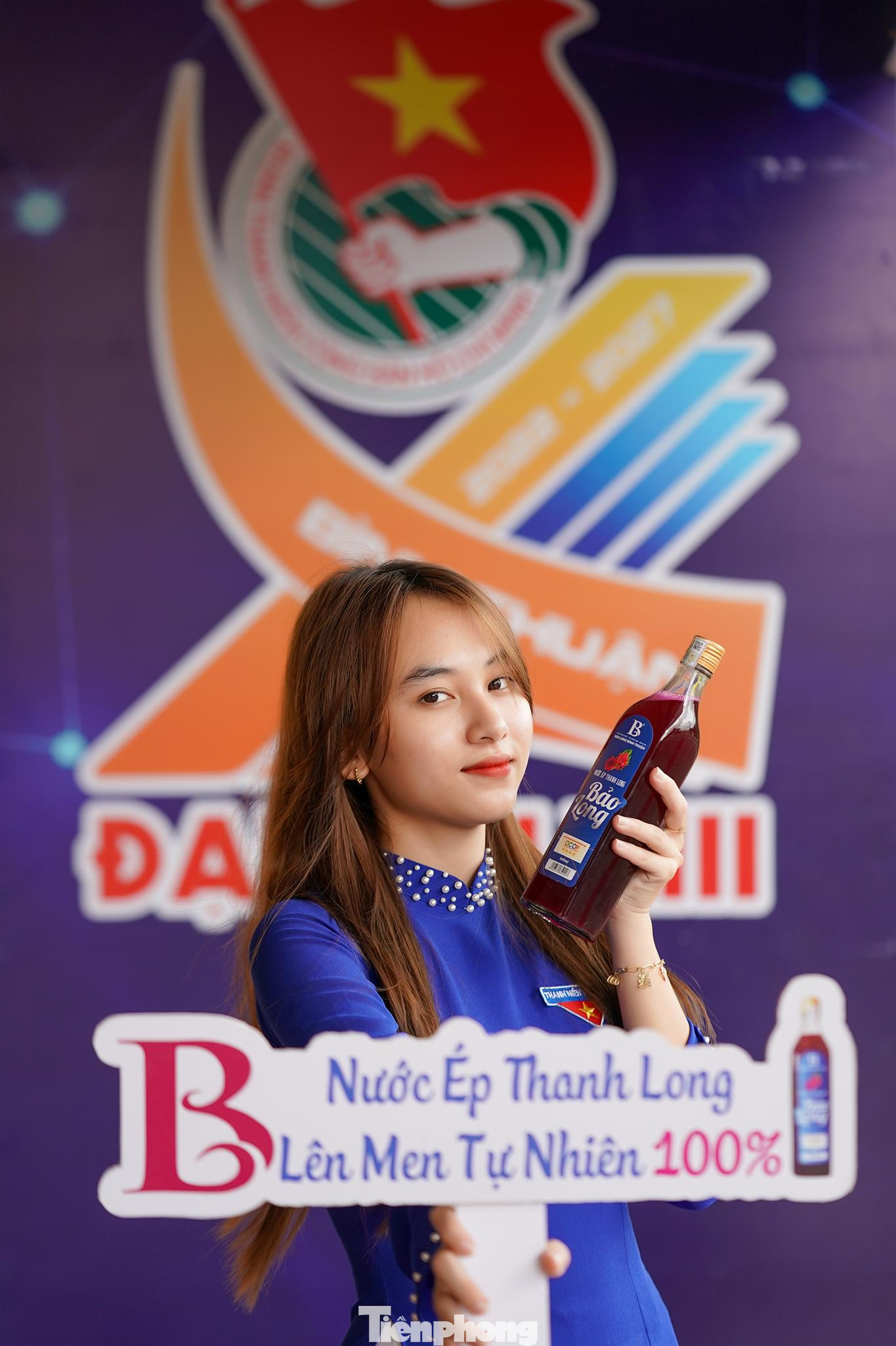 TNV Lê Thị Tường Vy (2006), học sinh Trường THPT Phan Thiết, trẻ trung với một sản phẩm nước ép thanh long của quê hương Bình Thuận.