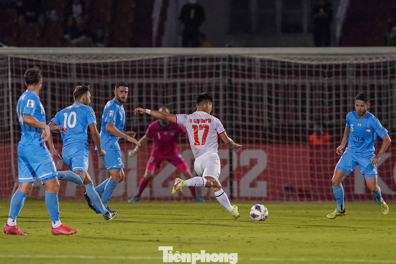 Phút thứ 26, pha xử lý bóng bất ngờ của Văn Thanh bên cánh phải giúp HAGL mở tỷ số. Sau pha đi bóng đến khu vực 16m50, hậu vệ của HAGL tung cú sút góc hẹp, đánh bại thủ môn Redmayne, mở tỷ số cho HAGL.