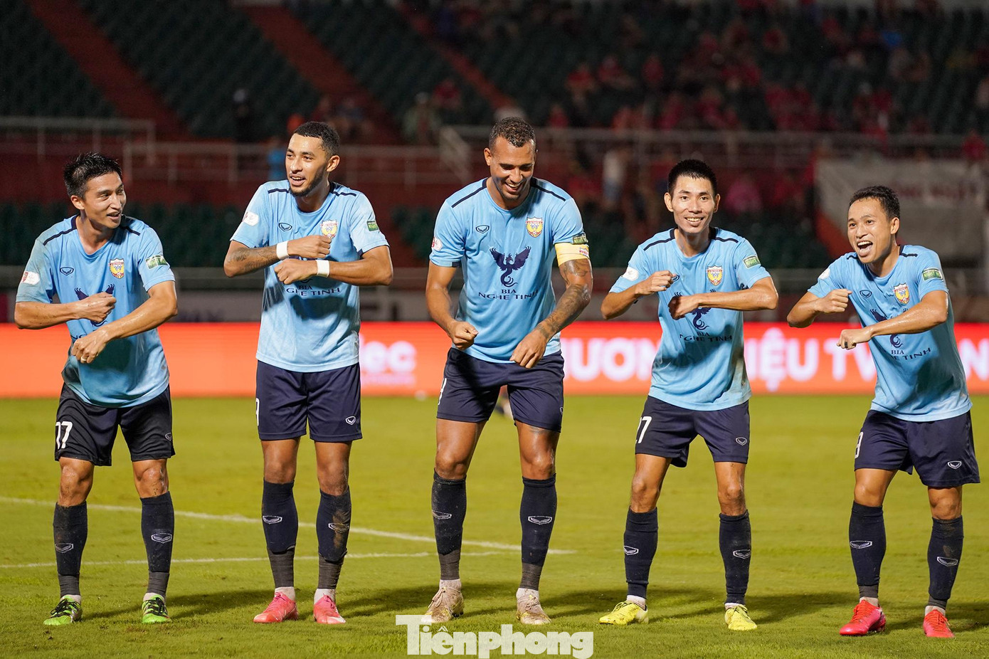 Hai bàn thắng ngay trong hiệp 1 đã lên dây cót tinh thần cho đội HLHT.