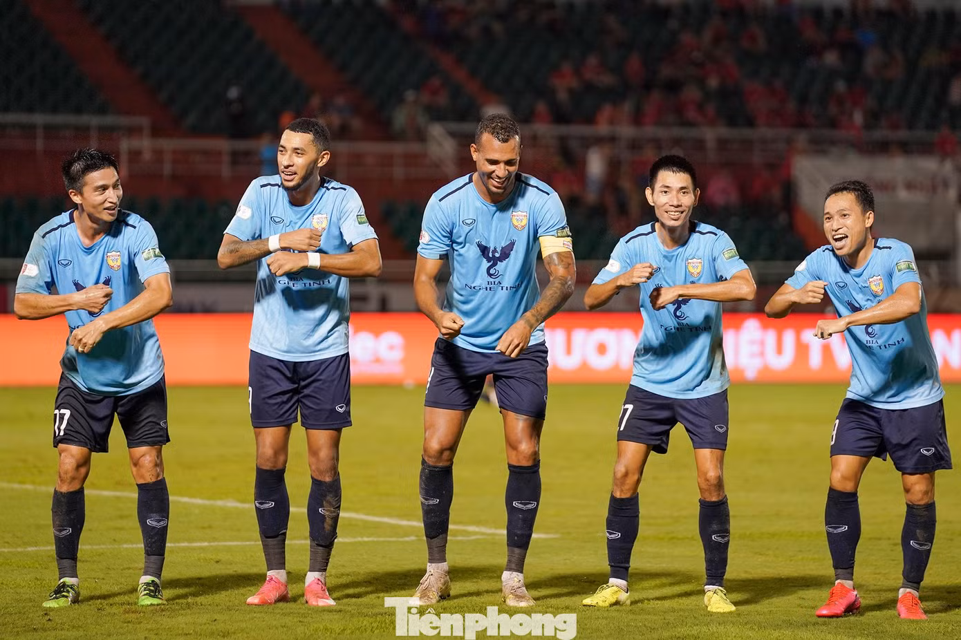 Hai bàn thắng ngay trong hiệp 1 đã lên dây cót tinh thần cho đội HLHT.