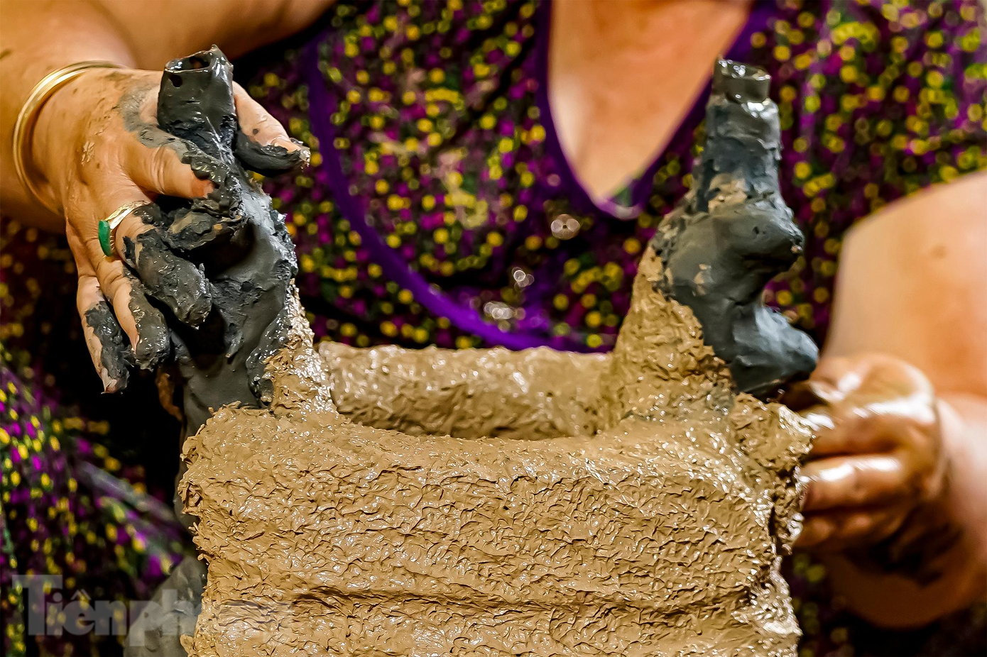 Sau đó khuôn được bó một lớp đất sét trộn trấu để làm lớp vỏ. Có thêm trấu, lớp đất áo bên ngoài sẽ chịu nhiệt tốt hơn. Sau đó khuôn được bó một lớp đất sét trộn trấu để làm lớp vỏ. Có thêm trấu, lớp đất áo bên ngoài sẽ chịu nhiệt tốt hơn.