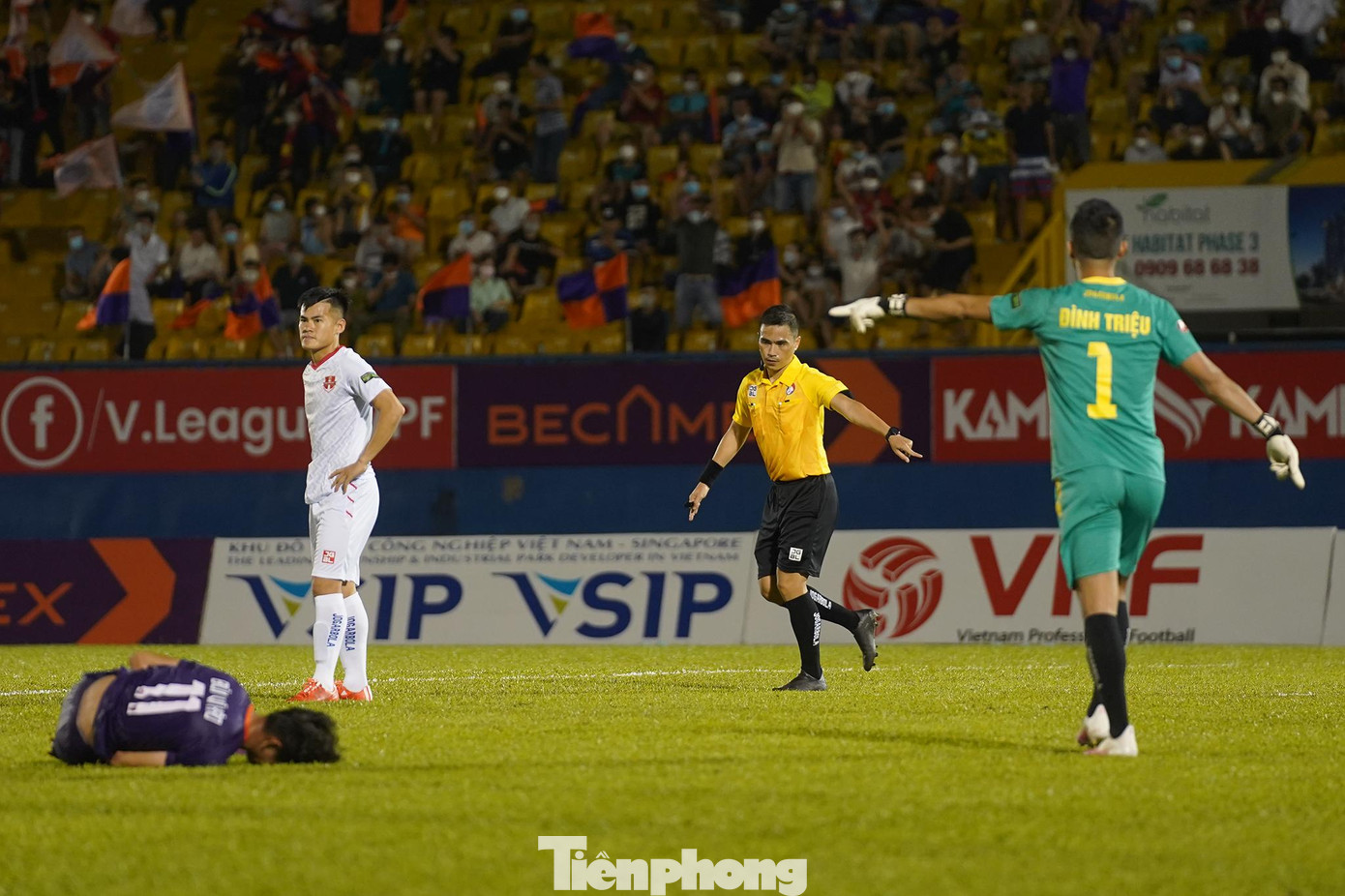 Phút 81, Ngọc Thịnh của Hải Phòng phạm lỗi với Vĩ Hào bên phía Bình Dương, trọng tài lập tức thổi phạt đền cho chủ nhà. Tình huống này khá nhạy cảm khi hình ảnh trên truyền hình cho thấy vị trí phạm lỗi ở ngoài vòng cấm.