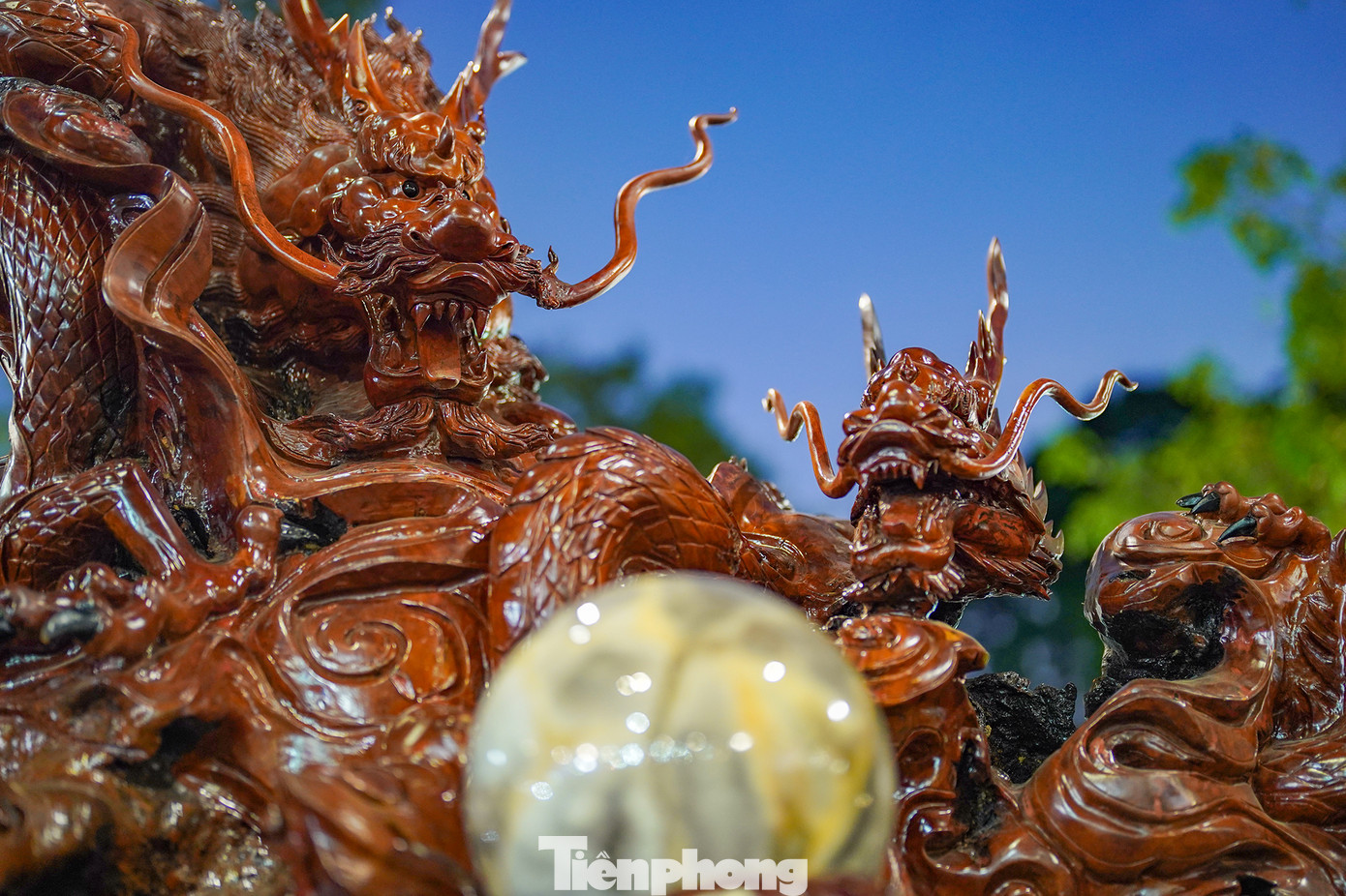 Ngoài quá trình tìm kiếm và vận chuyển, việc tìm thợ thực hiện phù hợp cũng được ông rất quan tâm, chú trọng. Việc chạm khắc hình tượng Rồng đòi hỏi người thực hiện phải thực sự tỉ mỉ và khéo léo, nhiều chi tiết phức tạp. Hơn nữa, việc lột tả được thần thái, khí chất của Linh vật đứng đầu trong Tứ linh càng không dễ dàng. Hơn nữa, để bố trí được hình ảnh 9 Rồng trên một rễ cây sao cho phù hợp cũng đòi hỏi nghệ nhân chuyên nghiệp và có tay nghề cao, không phải ai cũng có đủ tự tin đảm nhận.