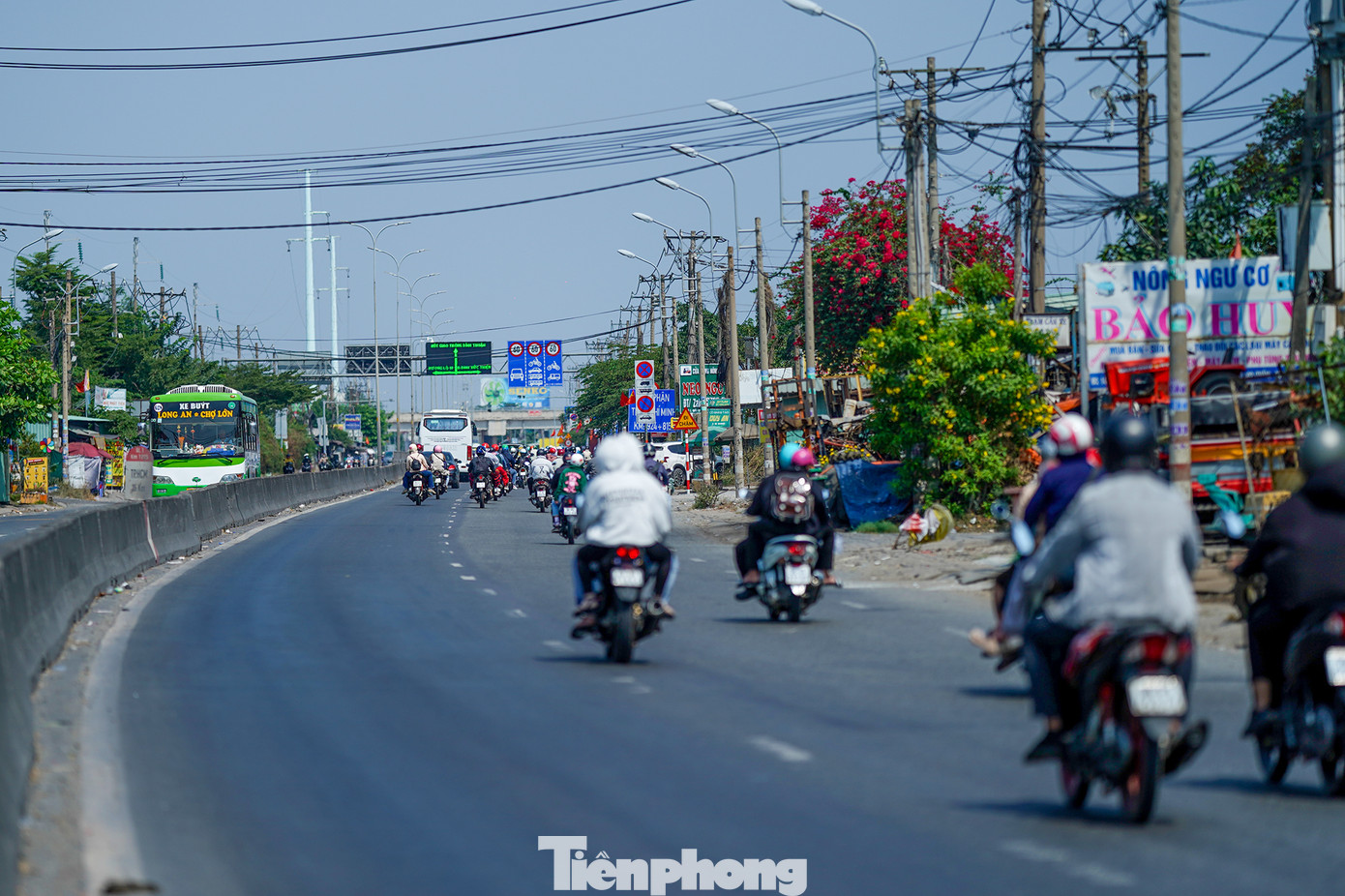 Đoạn từ ranh tỉnh Long An đến nút giao An Lạc (TPHCM) ghi nhận dòng phương tiện đối lập ở hai chiều di chuyển.