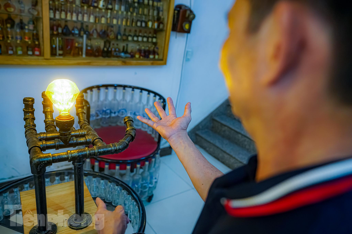 Những chiếc đèn từ ống nước được ông làm trong đợt giãn cách với những ý tưởng độc đáo và ý nghĩa.