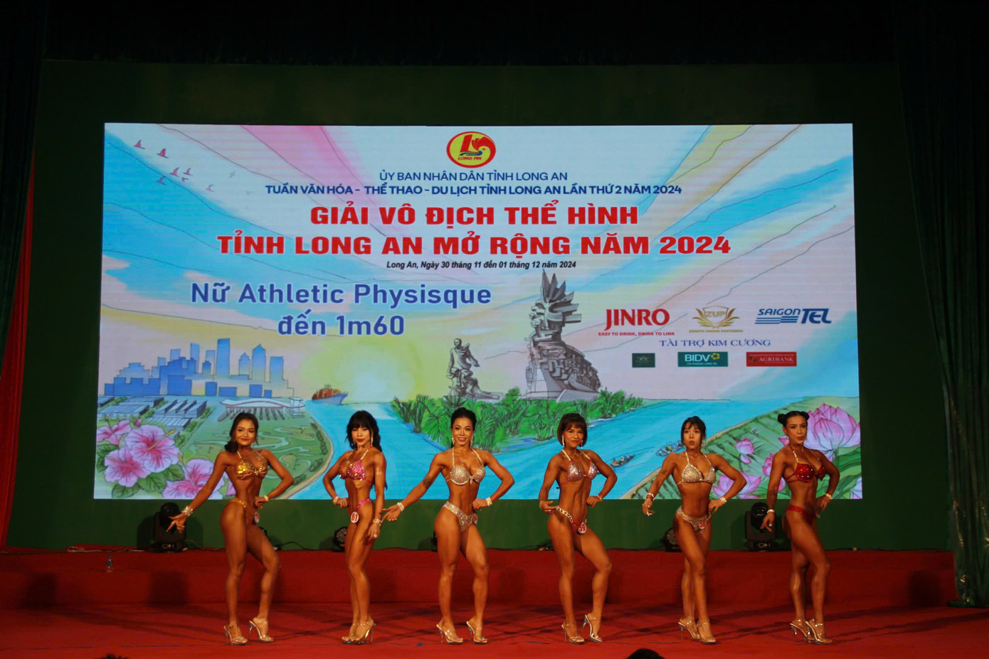 Kết quả, đoàn TPHCM giành 5/9 giải nhất. Các VĐV nữ thể hình cũng để lại nhiều ấn tượng với người dân Long An.