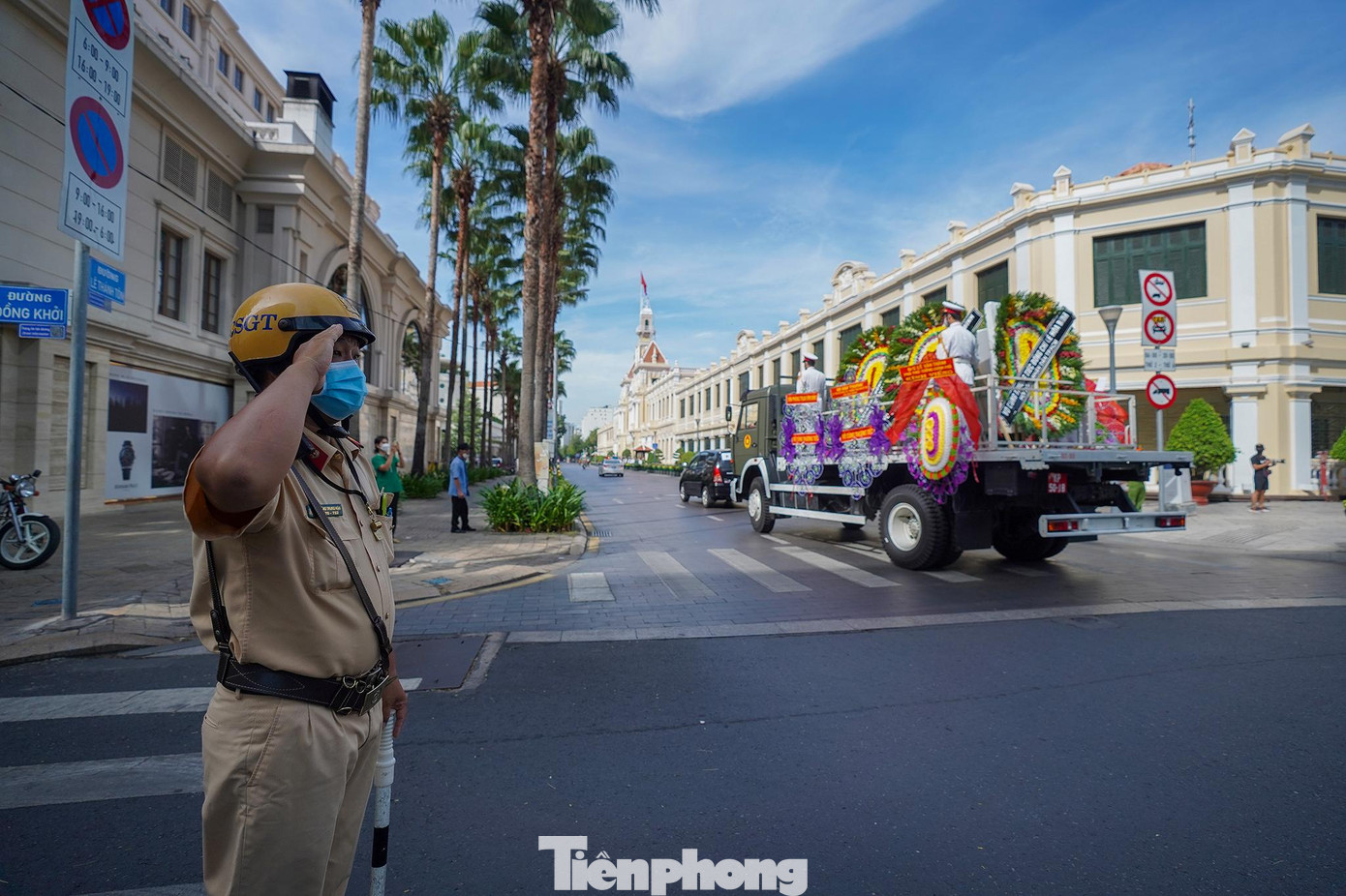 Đoàn xe tang đưa linh cữu ông Lê Hòa Bình ngang qua trụ sở UBND TPHCM, để người thân, đồng nghiệp, nhân dân TP.HCM chào ông lần cuối. Đoàn xe tang đưa linh cữu ông Lê Hòa Bình ngang qua trụ sở UBND TPHCM, để người thân, đồng nghiệp, nhân dân TP.HCM chào ông lần cuối.