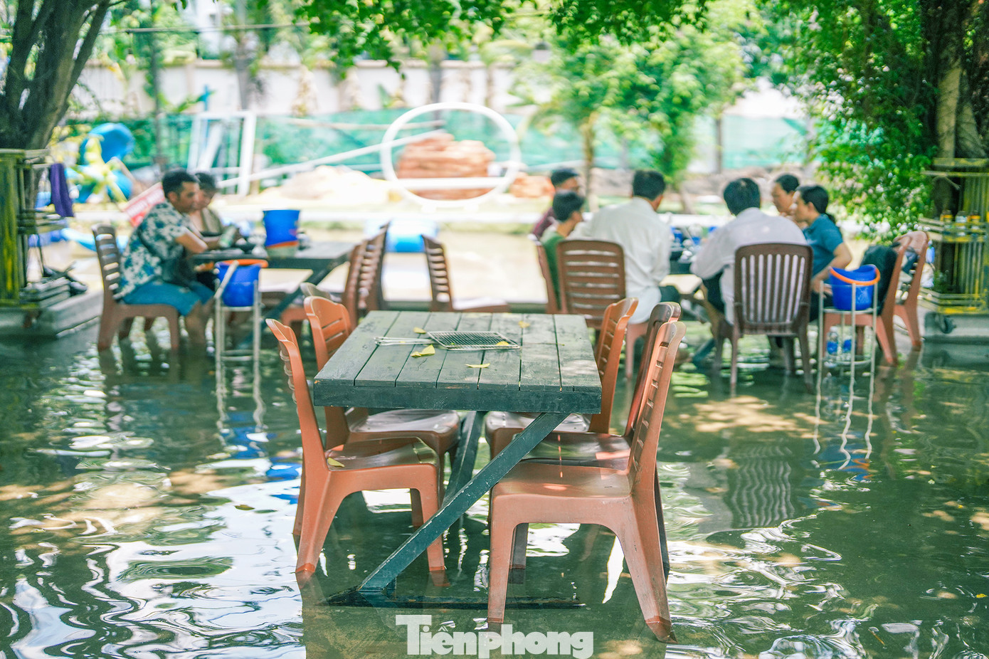 Mùa nước nổi là hiện tượng thiên nhiên thường xảy ra ở miền Tây, chủ yếu vào cuối mùa mưa (từ tháng 9-11) khi lượng nước mưa từ các con đường núi đổ về sông lớn như sông Tiền và sông Hậu. Sự cộng hưởng của nước mưa và nước lũ khiến cho mực nước ở miền Tây tăng lên đáng kể khiến nhiều cánh đồng ngập mênh mông, làng xóm bao quanh bởi biển nước.