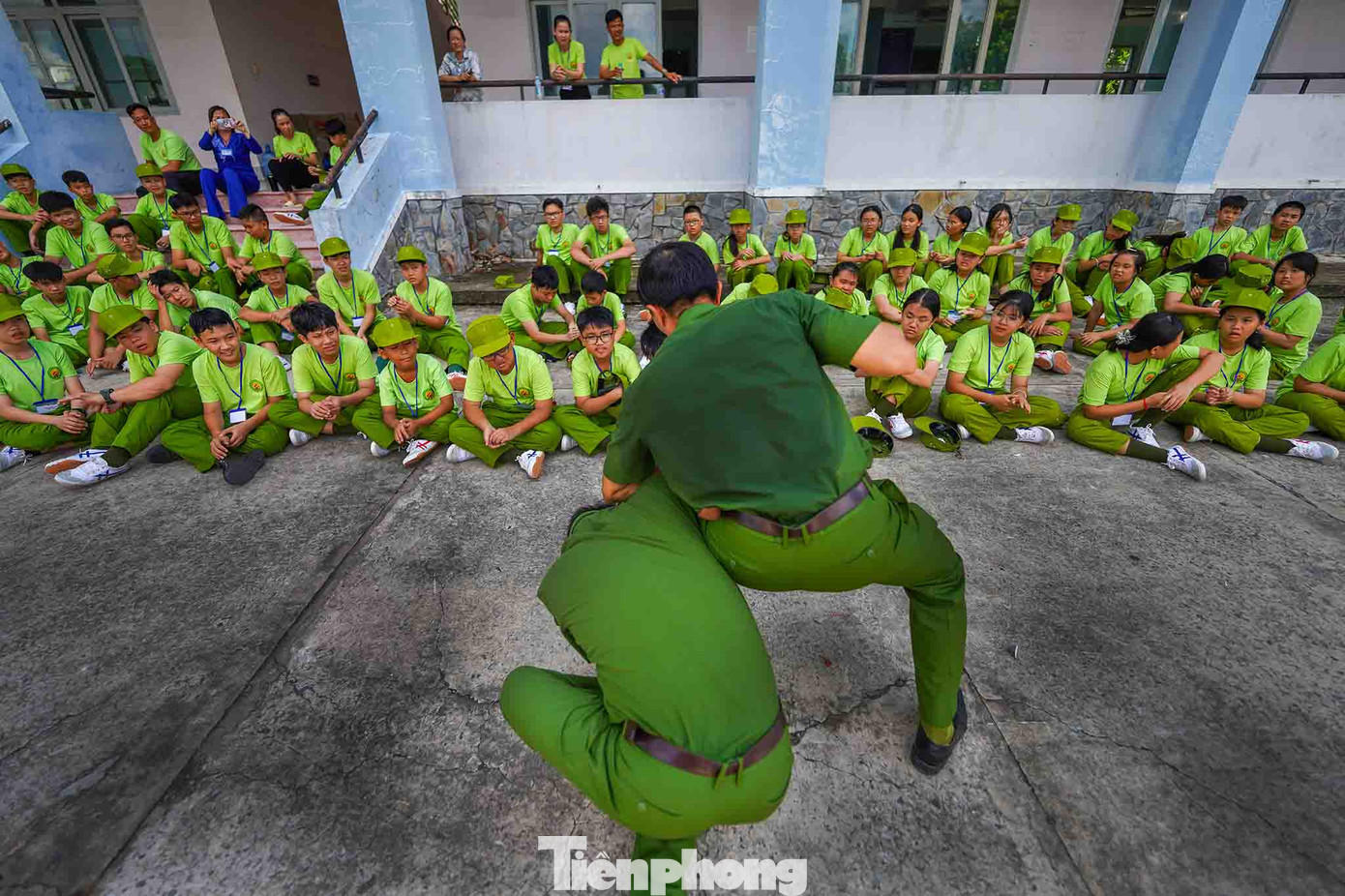 Các bé có 7 ngày trải nghiệm (từ ngày 25/6-1/7) tại Trung tâm huấn luyện và Bồi dưỡng nghiệp vụ Công an tỉnh Long An. Đối tượng tham gia là các thanh thiếu niên từ 10 tuổi đến 18 tuổi đang học tập tại các cơ sở giáo dục trong và ngoài tỉnh Long An, có sức khỏe tốt đảm bảo tham gia các hoạt động (không bị bệnh tim mạch, thần kinh), được sự đồng ý của phụ huynh và tự nguyện đăng ký tham gia.