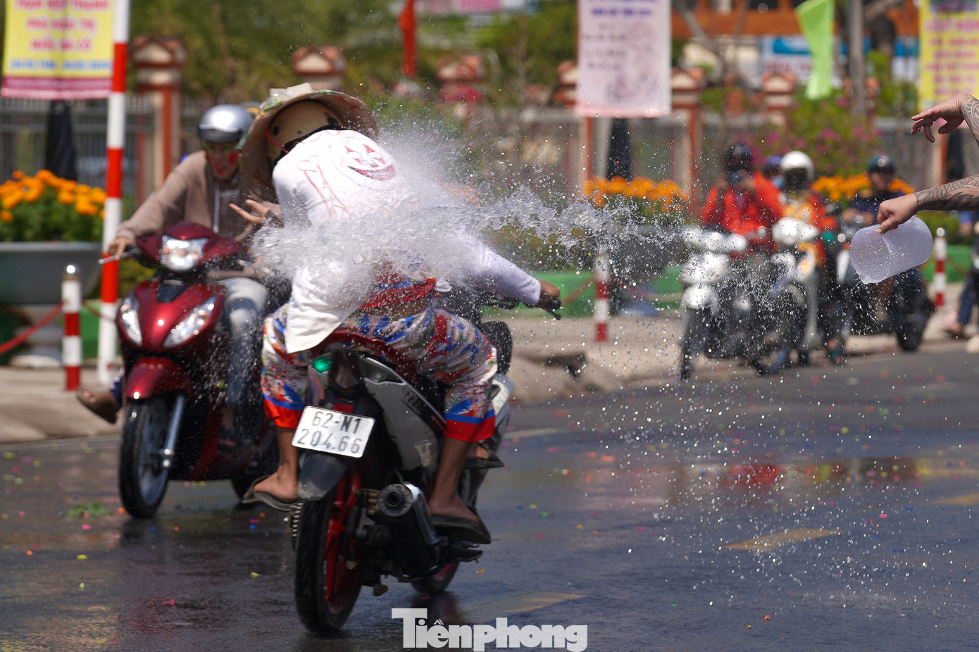 Các bạn trẻ hoá trang thành ma quỷ thường sử dụng các loại xe máy phân khối lớn, độ chế để lạng lách, hò hét để thu hút người khác tạt nước vào mình "Tạt cho bốc khói máy xe luôn", một người tạt nước nói.